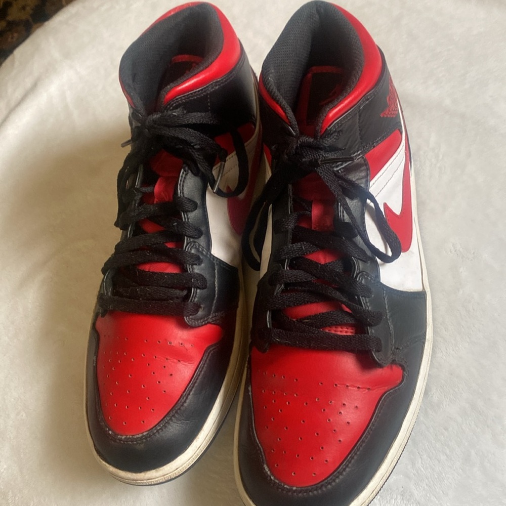 Men’s Jordan 1 Mid Gym Red Black White Sneakers Size 13 - Picture 2 of 8